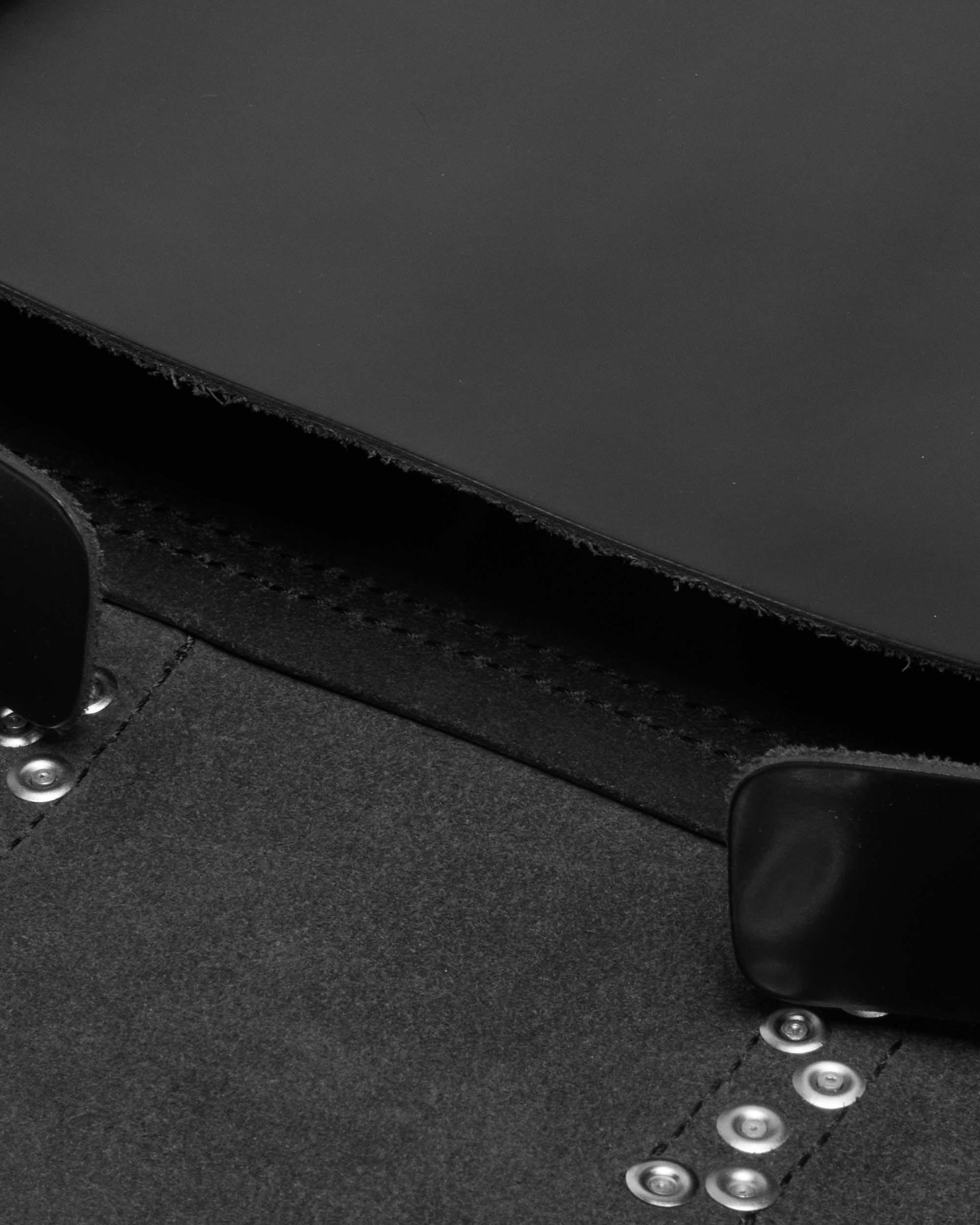 7" 鉚釘皮革側背包