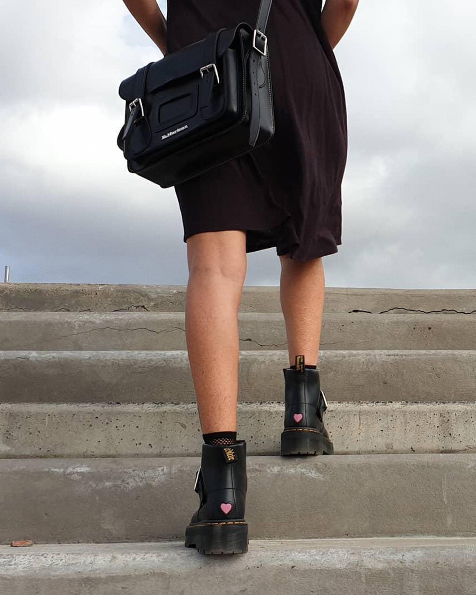 11吋 皮革翻蓋斜背包